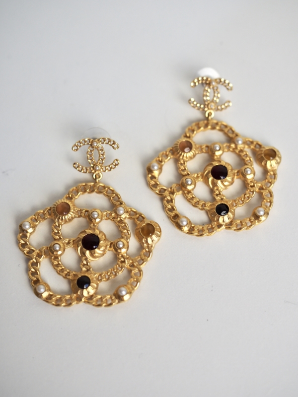 Earrings CHANEL Camellia Gold Metal Pearls en Resin - Image 5