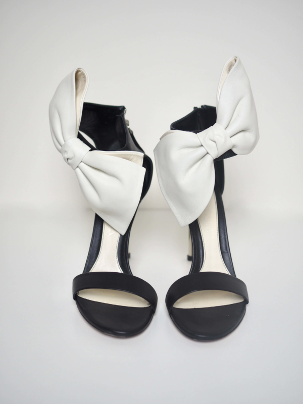 Sandals ALEXANDER McQUEEN White Bow Black Leather Size 40 - Image 2