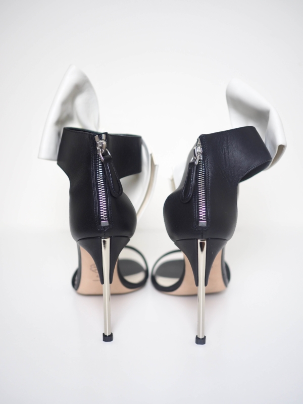 Sandals ALEXANDER McQUEEN White Bow Black Leather Size 40 - Image 3