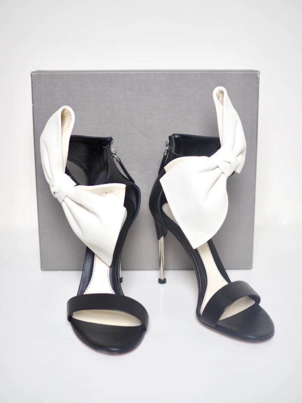 Sandals ALEXANDER McQUEEN White Bow Black Leather Size 40 - Image 6