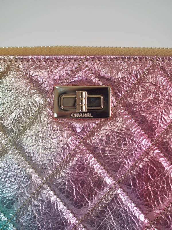 Case CHANEL Rainbow Iridescent Calfskin GHW - Image 3