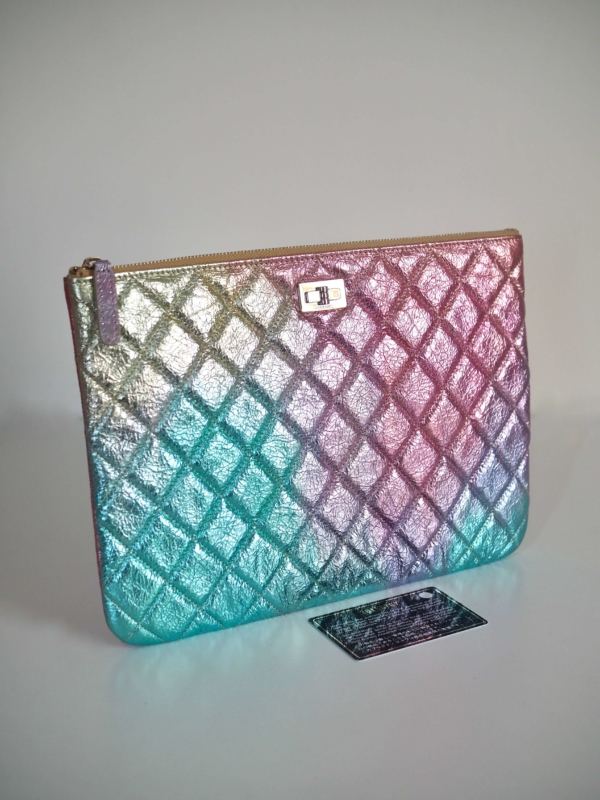 Case CHANEL Rainbow Iridescent Calfskin GHW - Image 6