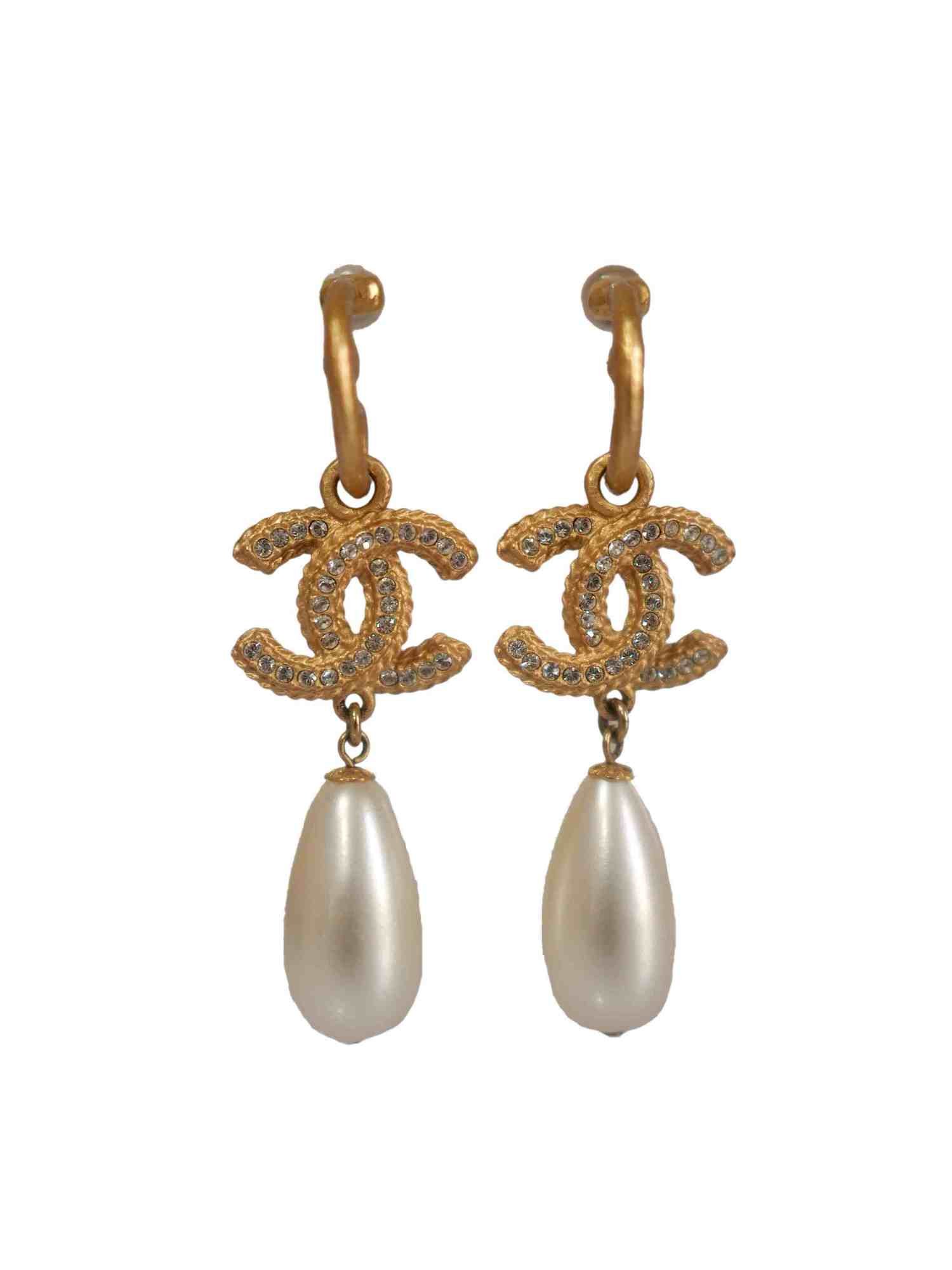 Chanel metiers D'art logo and pearls earrings