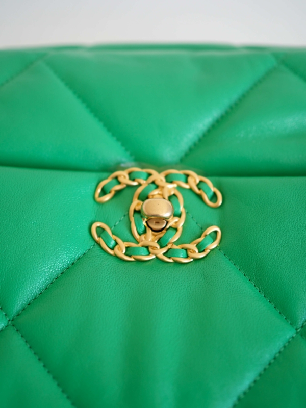 Bag CHANEL 19 Large Green Lambskin GRHW - Image 10