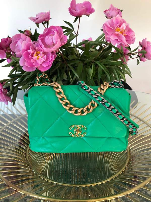 Bag CHANEL 19 Large Green Lambskin GRHW - Image 12