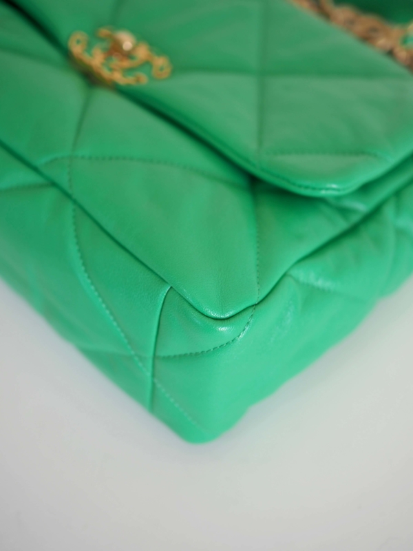 Bag CHANEL 19 Large Green Lambskin GRHW - Image 6