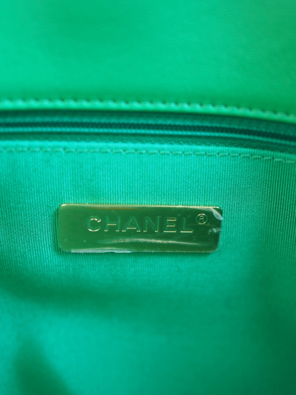 Bag CHANEL 19 Large Green Lambskin GRHW - Image 8