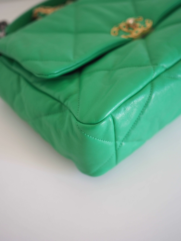 Bag CHANEL 19 Large Green Lambskin GRHW - Image 5