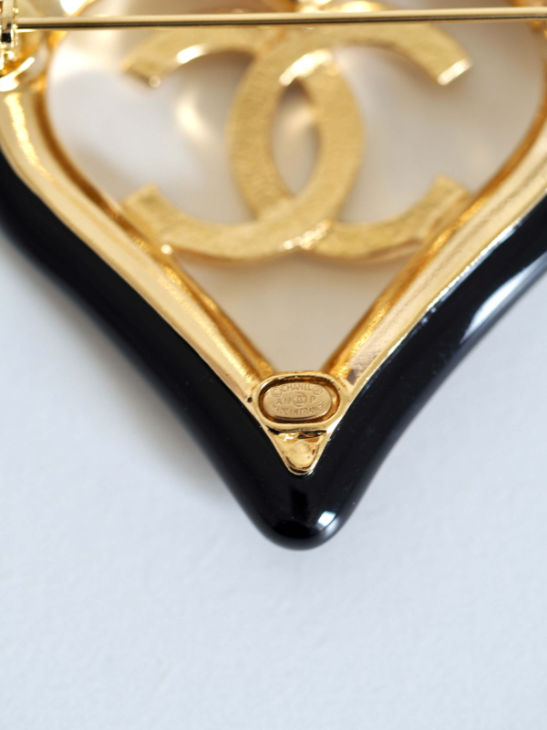 Brooch CHANEL Large Heart Gold Metal Black - Image 3